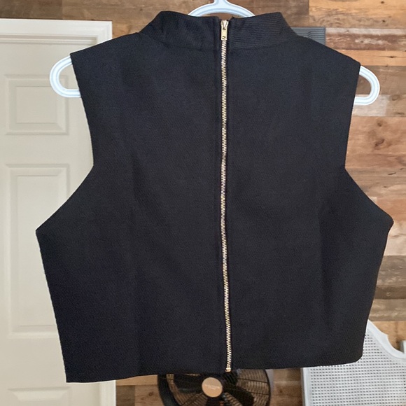 Black crop top with cut out / collar - Picture 3 of 4